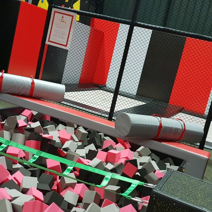 Gladiatoren-Duell-Podest im KÄNGUROOM Trampolinpark